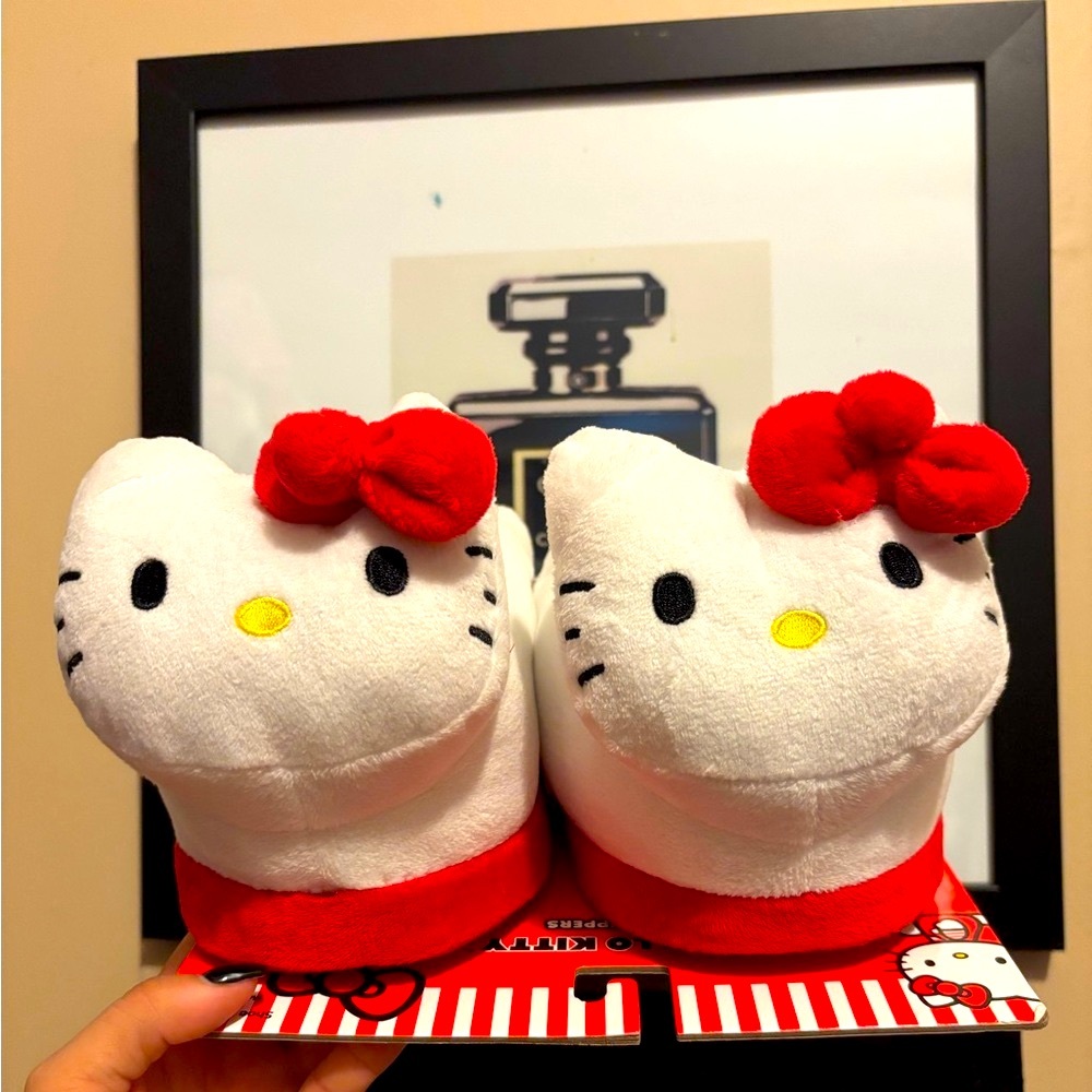 ♥️🤍🖤NWT Hello Kitty Slippers